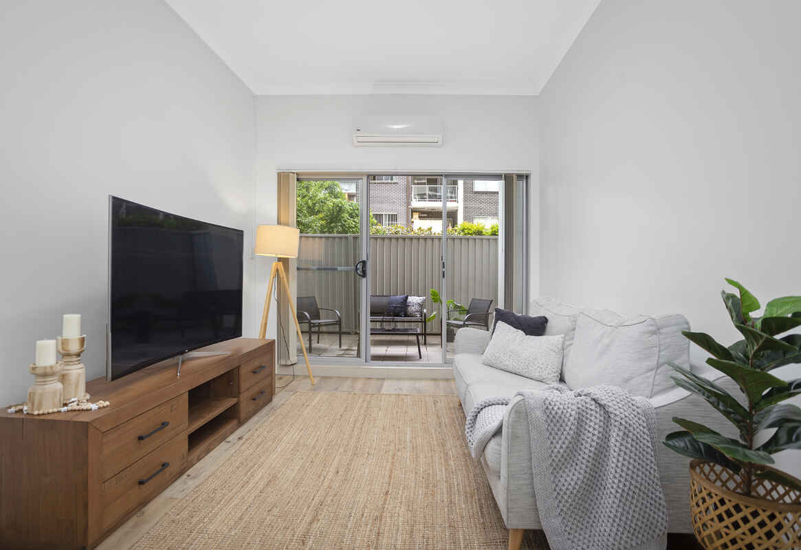 BEAUTIFUL NEAR NEW APARTMENT IN WATERSIDE PRECINCT